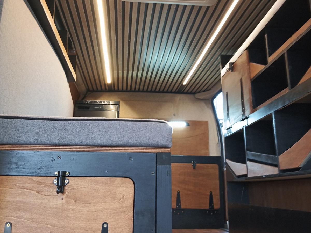 amenagement_complet_4x3 intérieur de camion aménagé